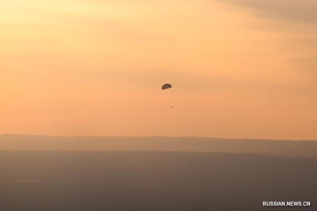 Застрявший в космосе экипаж «Шэньчжоу-21» наконец-то вернулся на Землю на космическом корабле «Шэньчжоу-22»