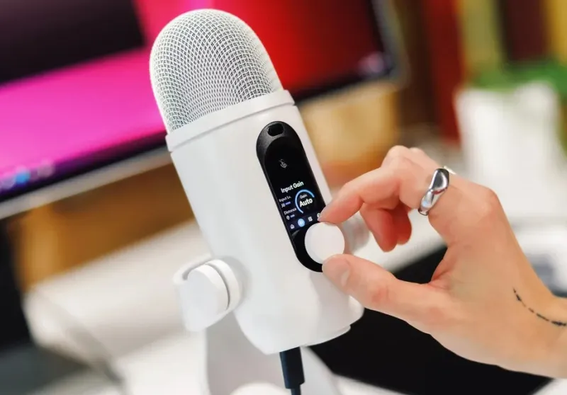 Logitech представила реинкарнацию легендарного микрофона Blue Yeti: с датчиком приближения, ИИ-шумоподавлением, АРУ и цветным дисплеем